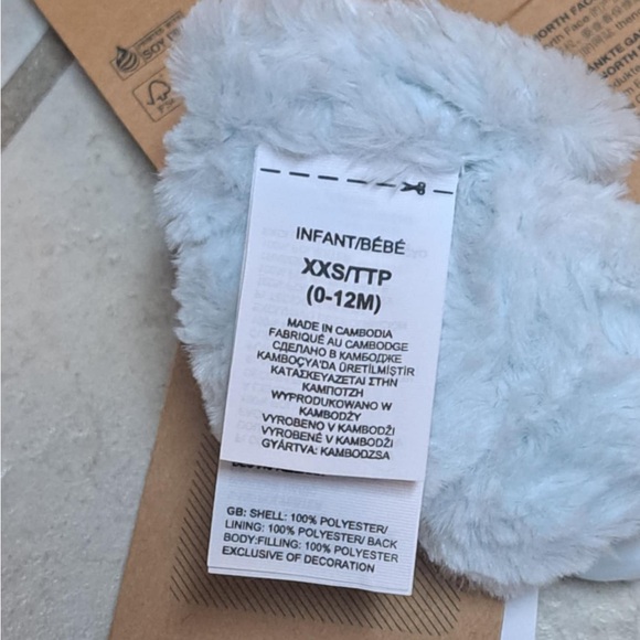 The North Face Littles Mossbud Swirl reversible mittens in a light blue color - Picture 6 of 10